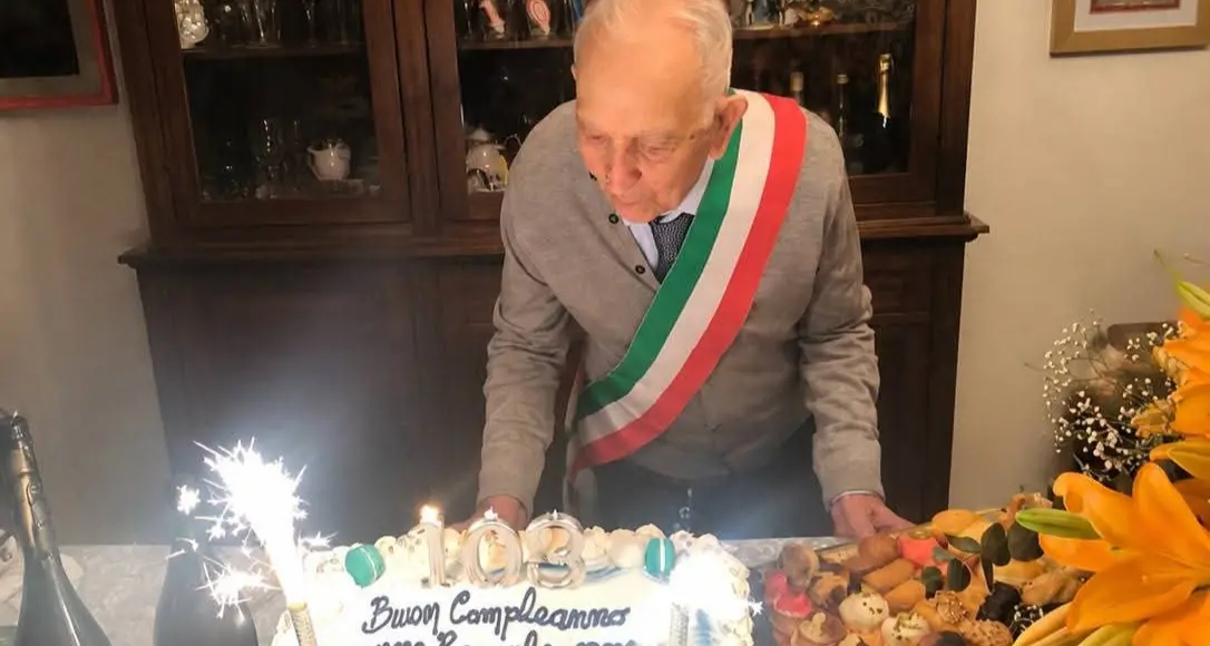 Nonno Pasquale Grande festeggia 103 anni: a Vena di Maida indossa la fascia tricolore tra l’abbraccio della comunità\n