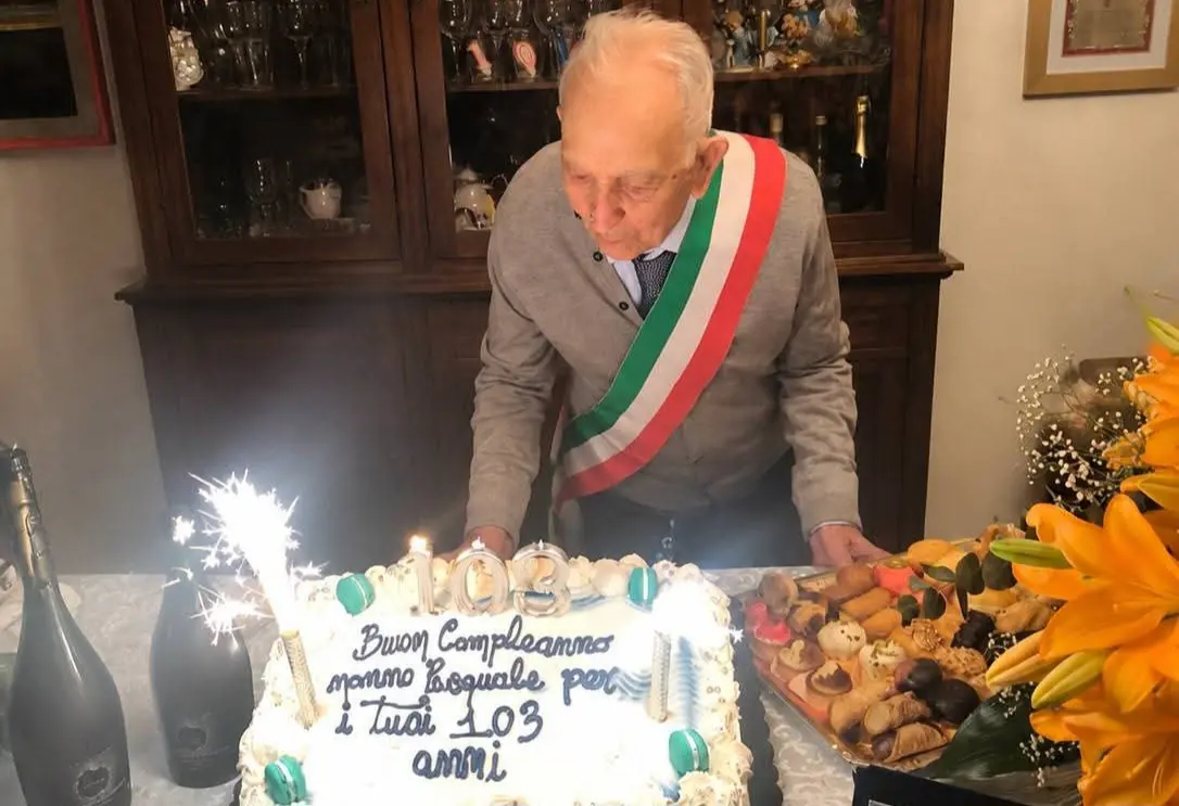Nonno Pasquale Grande festeggia 103 anni: a Vena di Maida indossa la fascia tricolore tra l’abbraccio della comunità\n