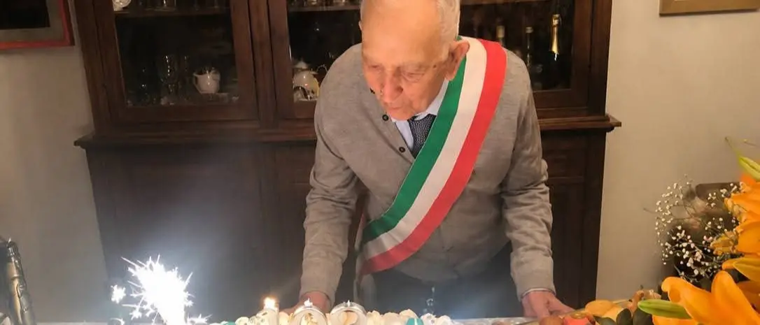 Nonno Pasquale Grande festeggia 103 anni: a Vena di Maida indossa la fascia tricolore tra l’abbraccio della comunità\n