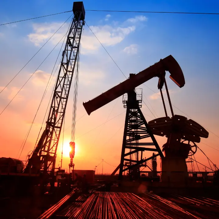 Petrolio, scorte globali ai minimi da 10 anni: rischio nuovi rincari e shock per l’economia\n