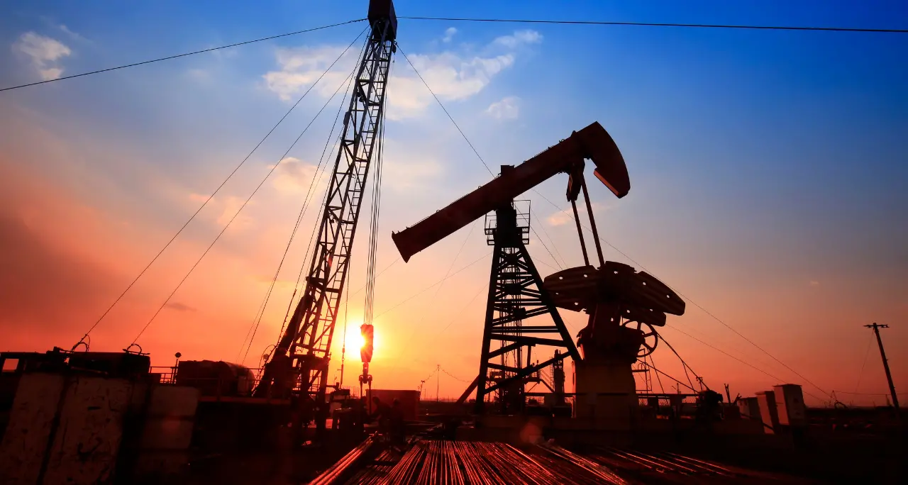 Petrolio, scorte globali ai minimi da 10 anni: rischio nuovi rincari e shock per l’economia\n