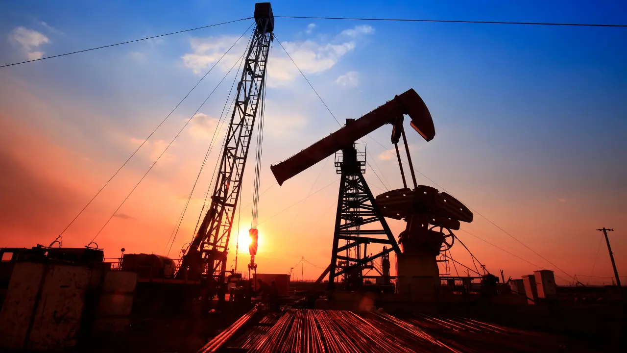 Petrolio, scorte globali ai minimi da 10 anni: rischio nuovi rincari e shock per l’economia\n