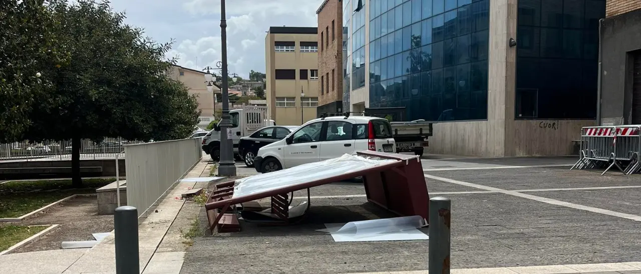 Vibo, pensilina cade davanti al Municipio: dopo il caso del Duomo tornano i dubbi su sicurezza e controlli\n