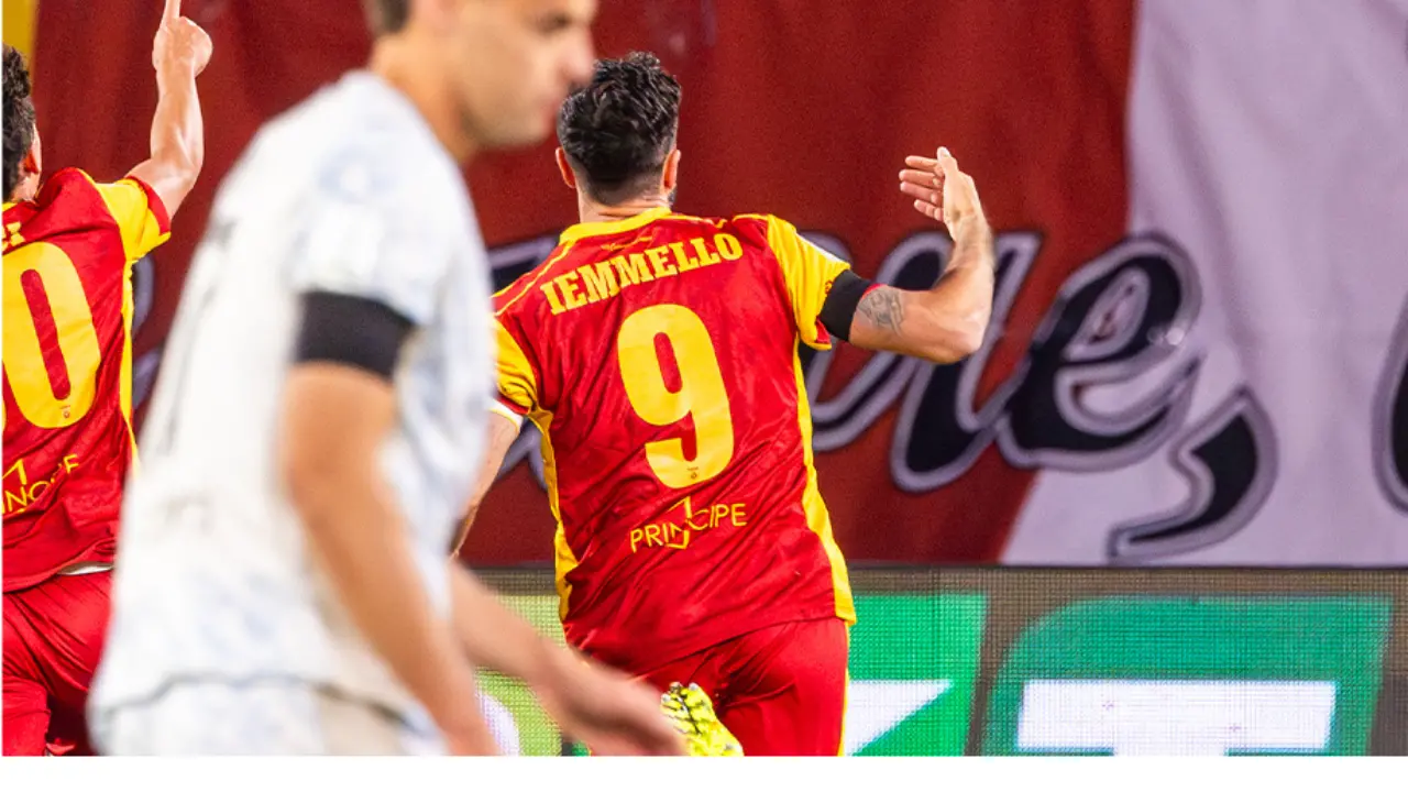 Playoff Serie B, Catanzaro show nel primo tempo\u00A0col Palermo: due volte Iemmello e Liberali\u00A0per il\u00A03-0. Gli aggiornamenti –\u00A0LIVE\n