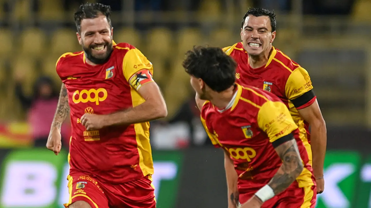 <p>Catanzaro show col Palermo nell’andata della semifinale playoff: due volte Iemmello e Liberali per il definitivo 3-0</p>