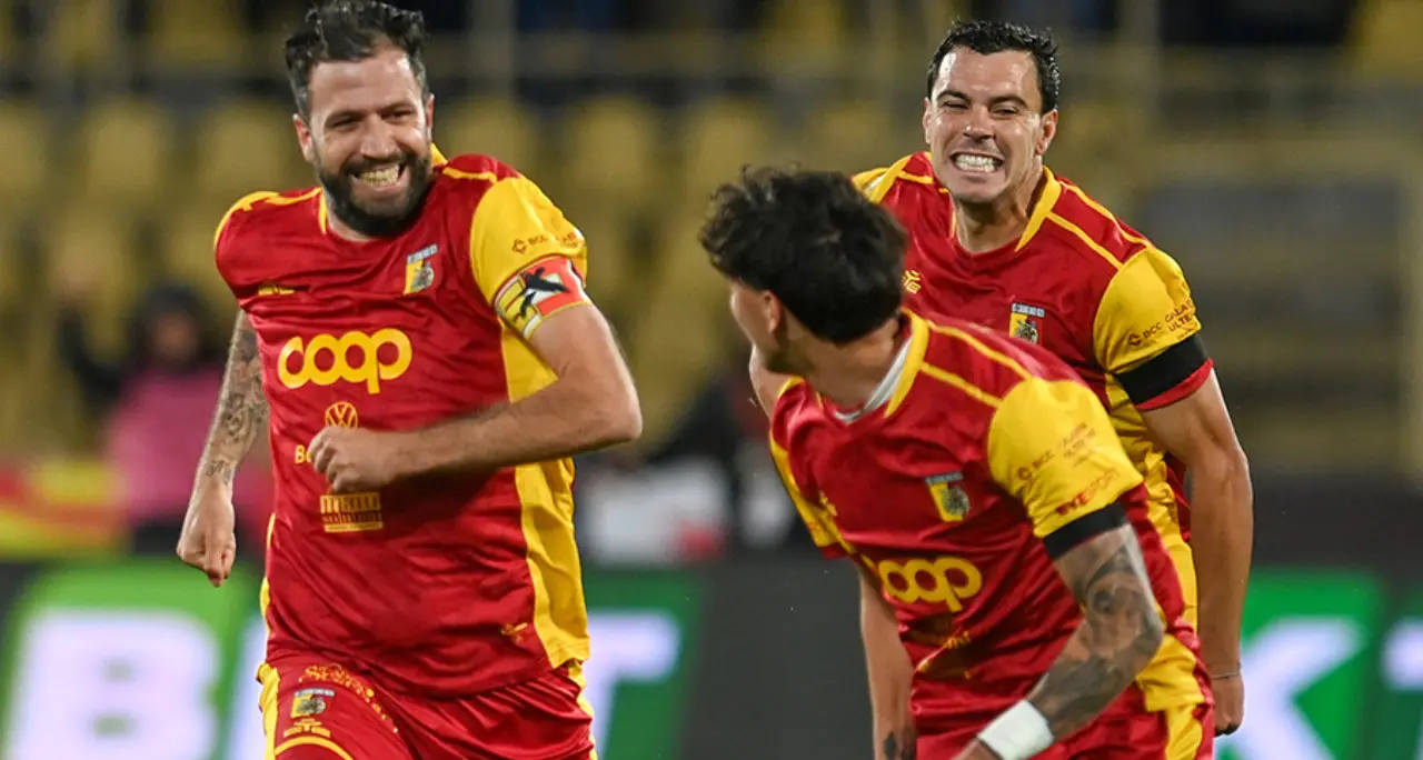 <p>Catanzaro show col Palermo nell’andata della semifinale playoff: due volte Iemmello e Liberali per il definitivo 3-0</p>