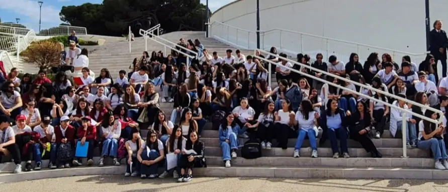 Reggio, da scalinata del waterfront a \"Scalinata dei Poeti\": un\u00A0incontro con gli studenti con tema “La Pace”\n