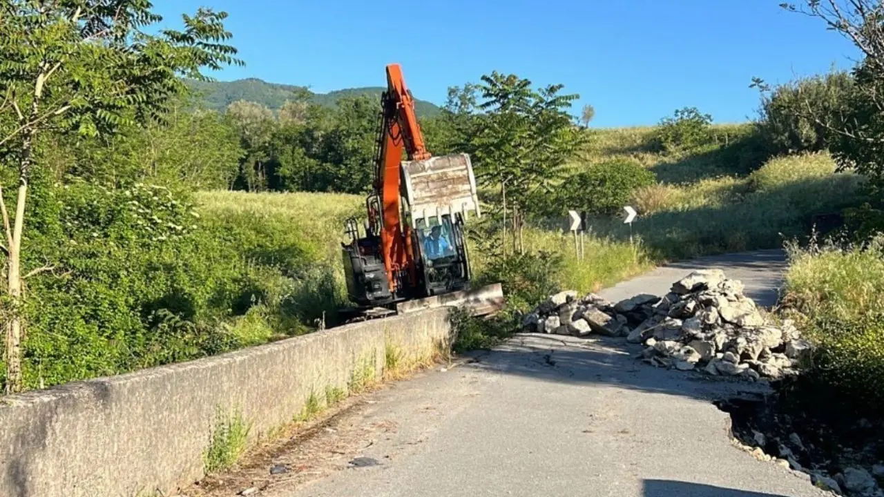 Mendicino, fine dell’isolamento: la SP81 riaprirà a giorni. Bucarelli: «Ha vinto la sinergia istituzionale»\n