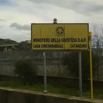 <p>Con una forbice tenta di aggredire medici e agenti: attimi di follia nel carcere di Catanzaro</p>