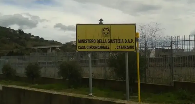 <p>Con una forbice tenta di aggredire medici e agenti: attimi di follia nel carcere di Catanzaro</p>