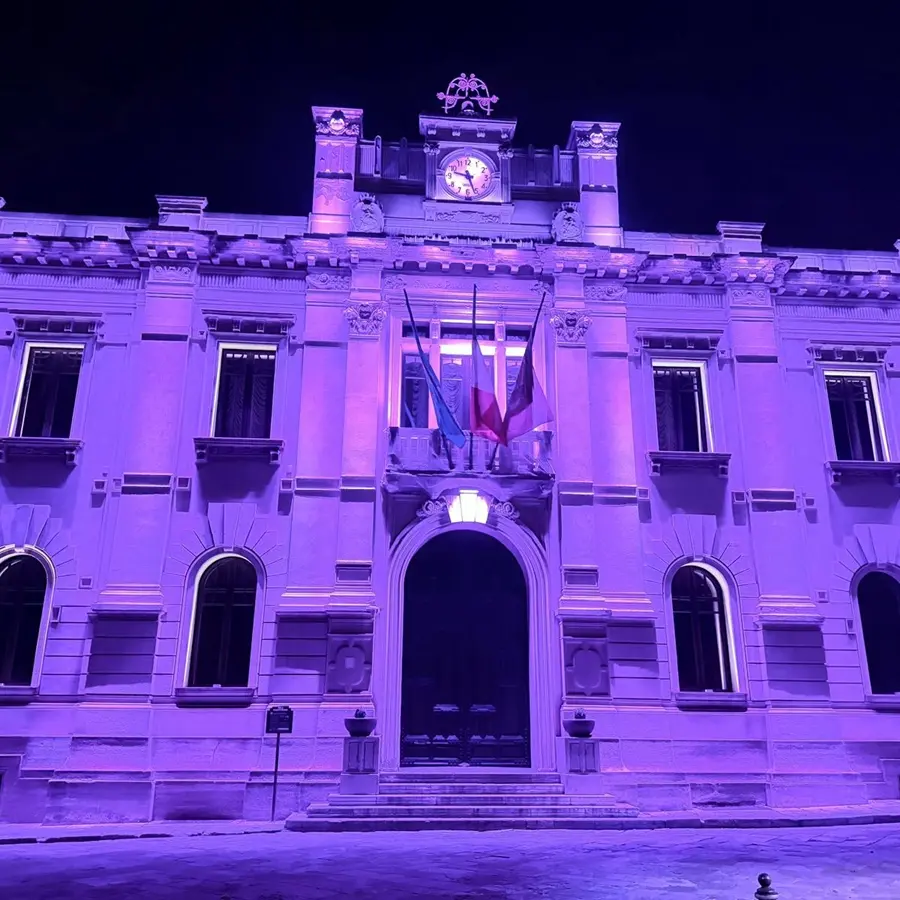 Consapevolezza sulla Porfiria, palazzo San Giorgio a Reggio si illumina di viola\n