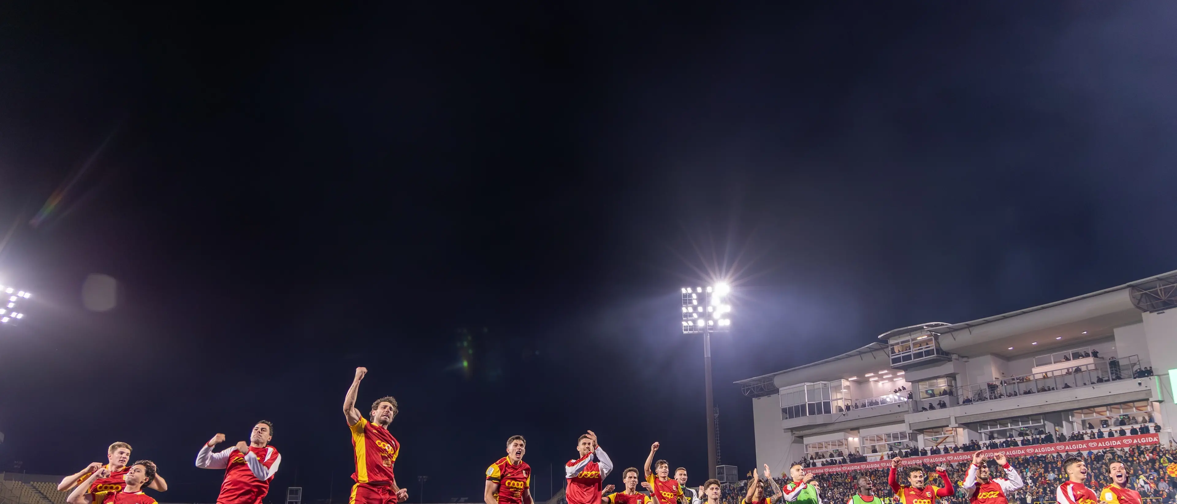 Il Catanzaro accende la Calabria: contro il Palermo l’anima giallorossa brilla in una notte magica\n