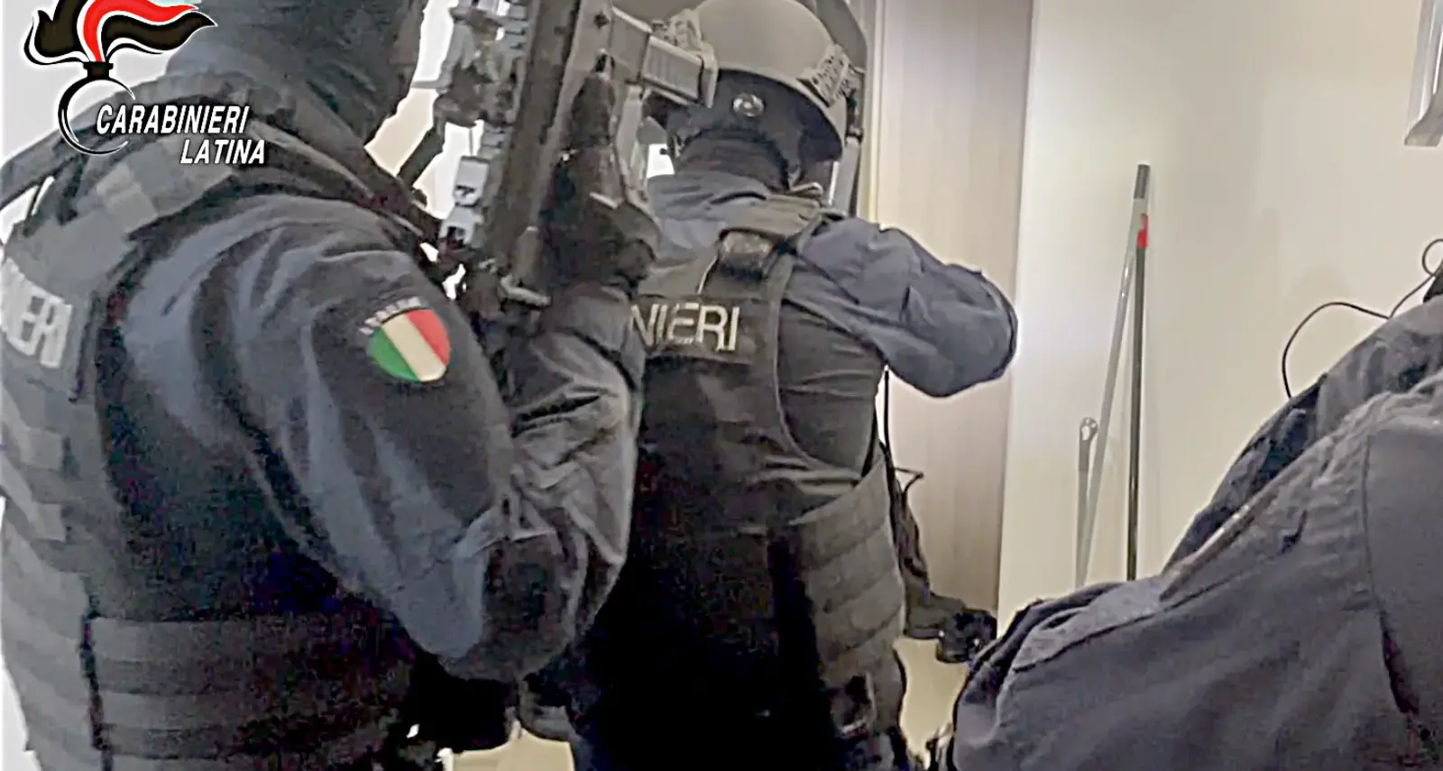 Traffico di droga, armi ed estorsioni: 19 arresti a Latina e legami con il clan di ’ndrangheta Morabito\n