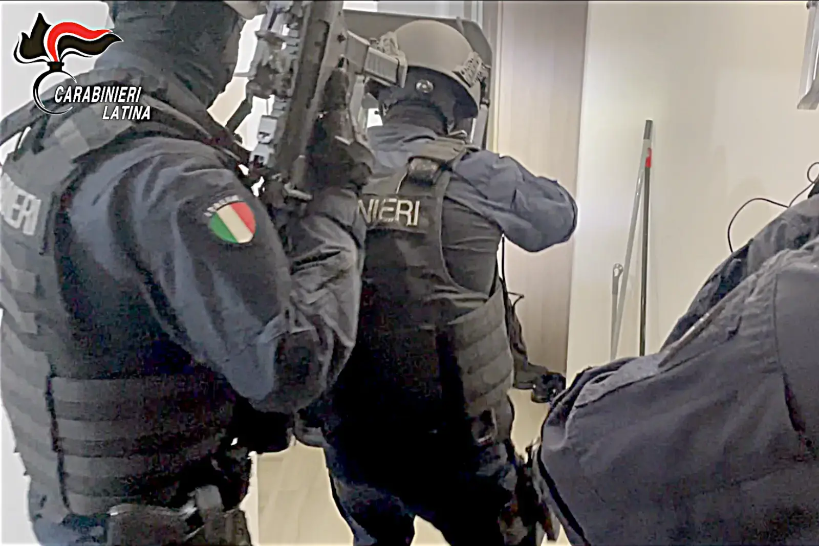 Traffico di droga, armi ed estorsioni: 19 arresti a Latina e legami con il clan di ’ndrangheta Morabito\n