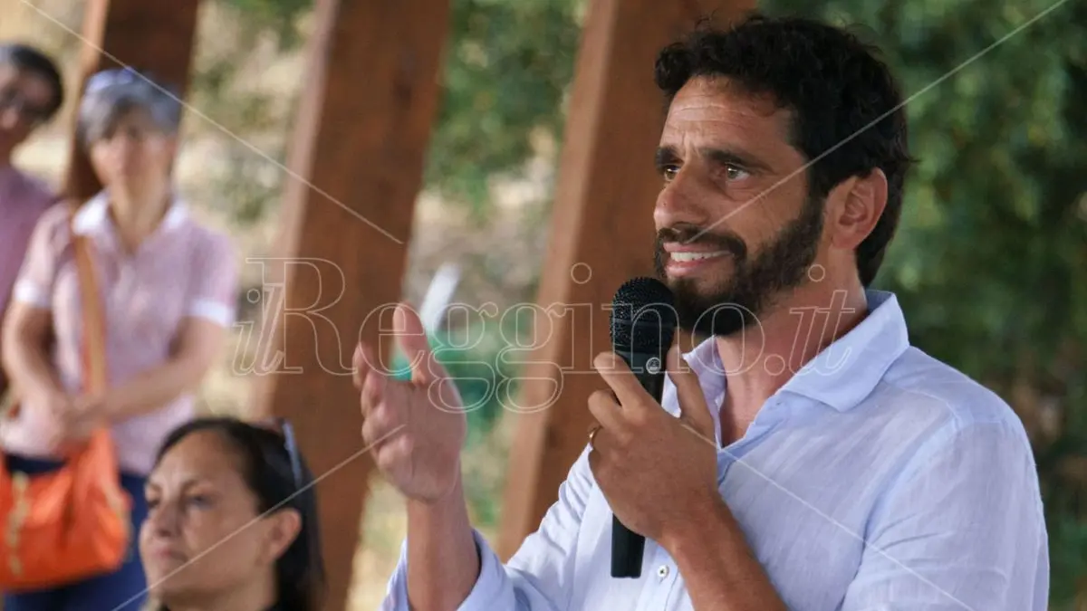 Il movimento \"La strada\" si propone come \\u00ABcasa naturale per il centrosinistra che non si riconosce nell\\u2019attuale amministrazione\\u00BB, mentre il \"Patto civico\" \\u00ABSogna e spera una Reggio migliore\\u00BB