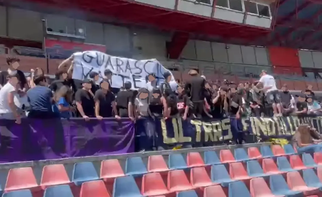 Striscione contro Guarascio ad un match tra scuole: interviene uno steward, minore in ospedale | VIDEO