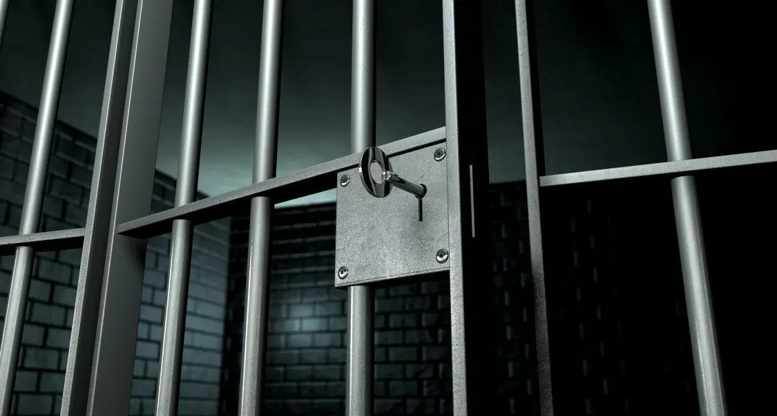 Ancora aggressioni in carcere: a Catanzaro detenuto si scaglia contro agenti e medici armato di forbici, a Vibo poliziotto picchiato\n