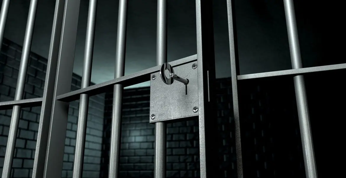 Ancora aggressioni in carcere: a Catanzaro detenuto si scaglia contro agenti e medici armato di forbici, a Vibo poliziotto picchiato\n