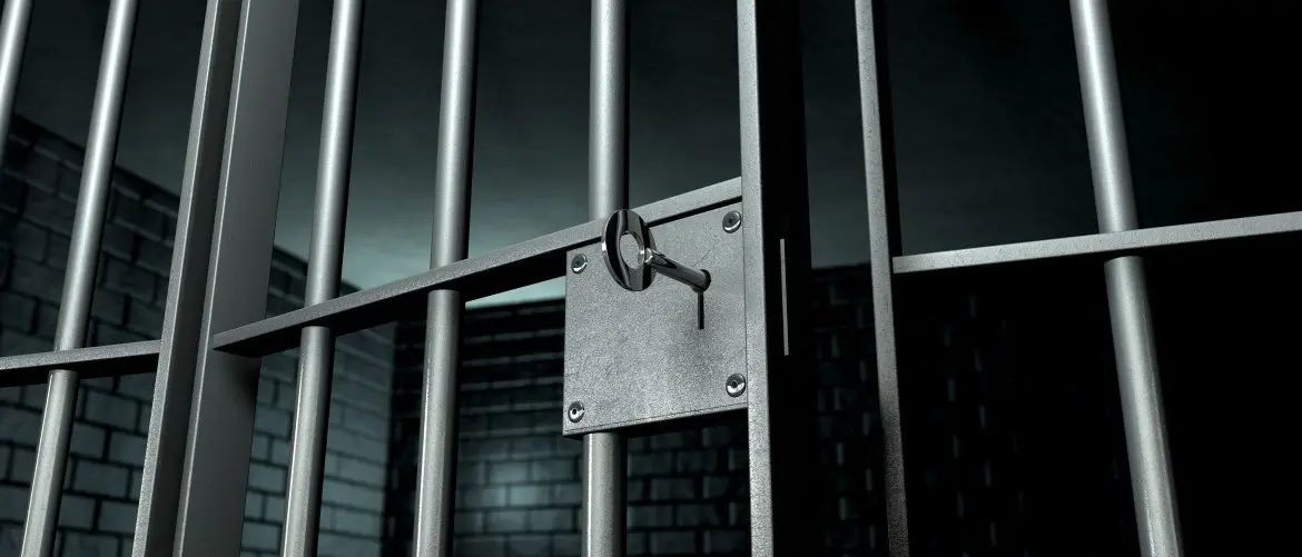 Ancora aggressioni in carcere: a Catanzaro detenuto si scaglia contro agenti e medici armato di forbici, a Vibo poliziotto picchiato\n