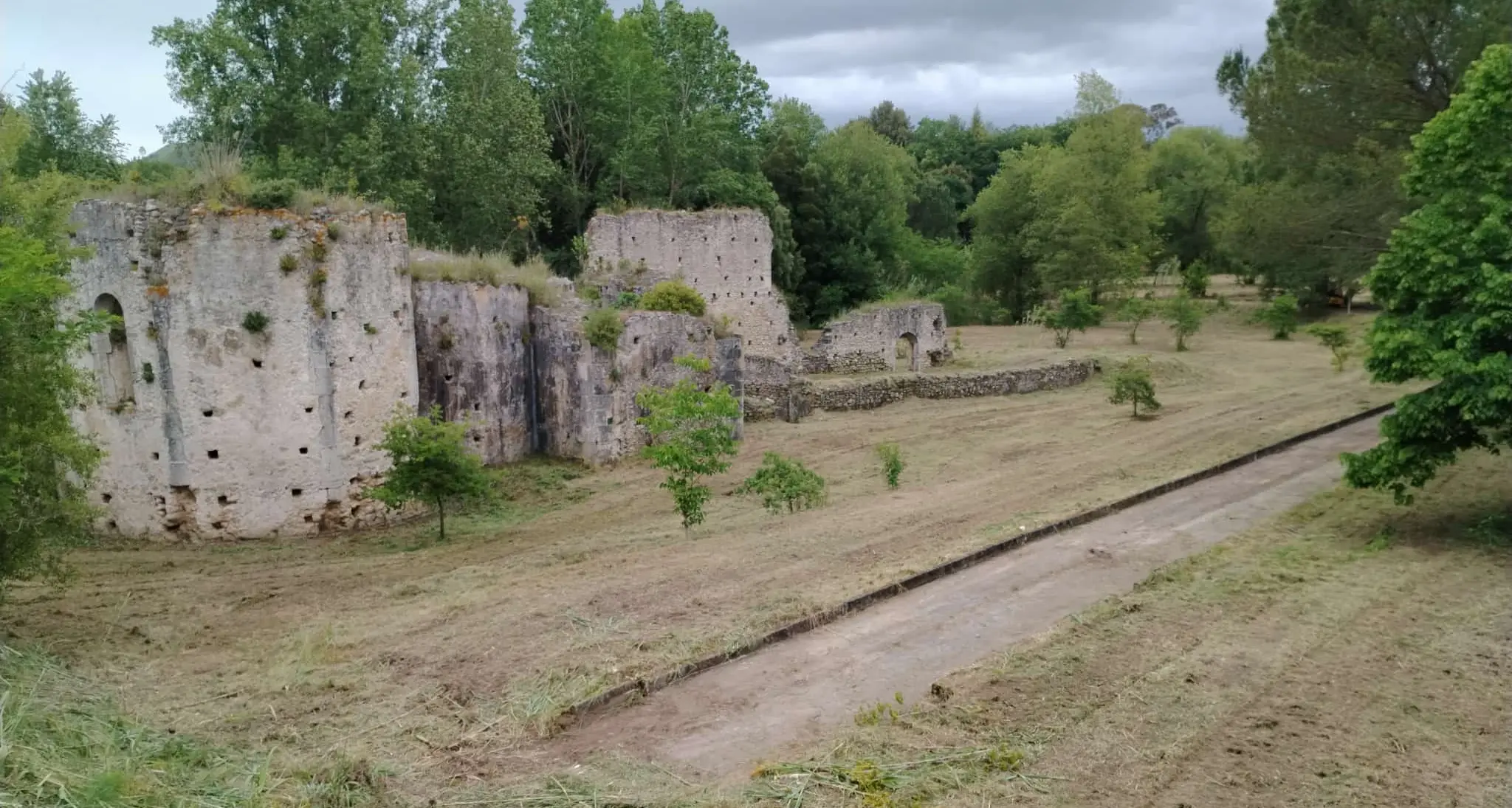 Volontari ripuliscono il parco di Soreto a Dinami, il sindaco Di Bella: «Un luogo da custodire»\n