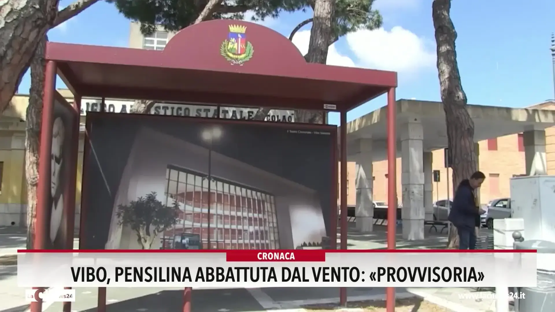Vibo, pensilina abbattuta dal vento: «Provvisoria»
