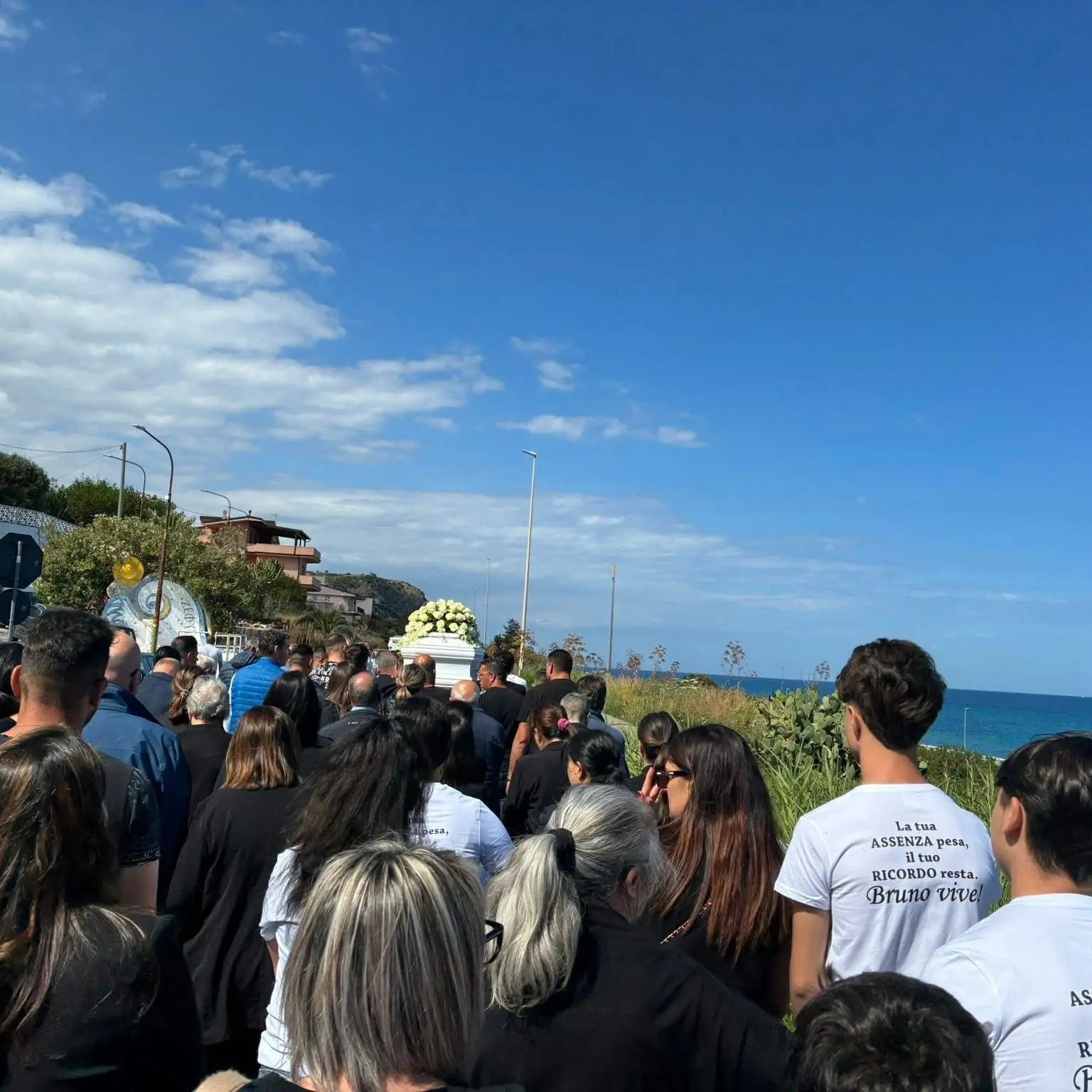 <p>L'ultimo saluto a Bruno Morabito, a Ferruzzano i funerali del 16enne morto in un incidente con la moto</p>