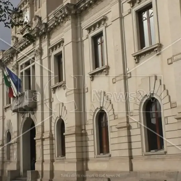 Corruzione al Comune di Reggio Calabria, quattro misure cautelari: coinvolti dipendenti e imprenditori\n