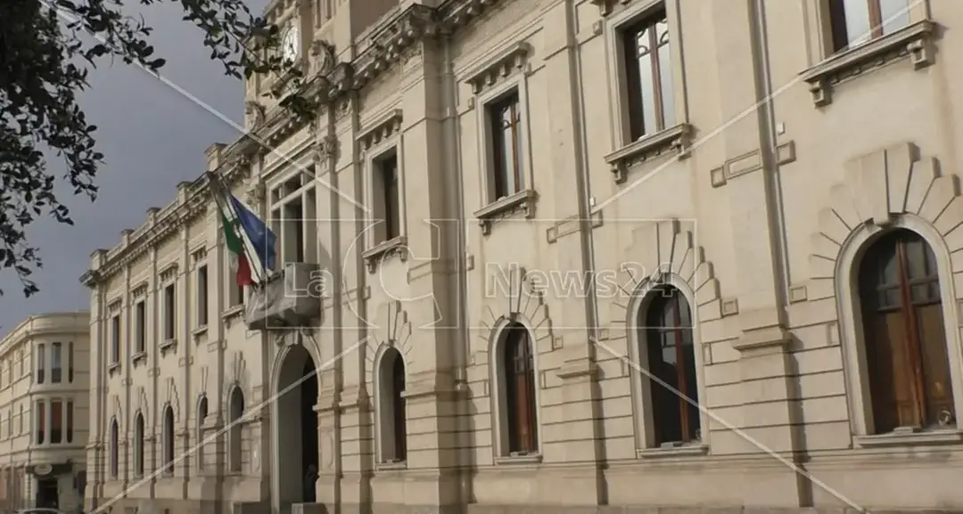 Corruzione al Comune di Reggio Calabria, quattro misure cautelari: coinvolti dipendenti e imprenditori\n