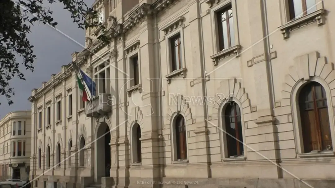 Corruzione al Comune di Reggio Calabria, quattro misure cautelari: coinvolti dipendenti e imprenditori\n