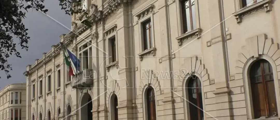 Corruzione al Comune di Reggio Calabria, quattro arresti: coinvolti dipendenti e imprenditori\n