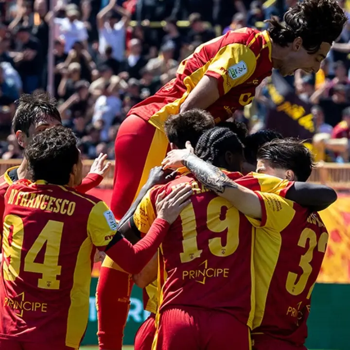 Catanzaro\u00A0esempio virtuoso tra risultati in crescita, sguardo al futuro e investimenti mirati: l’Italia del calcio prenda appunti\n