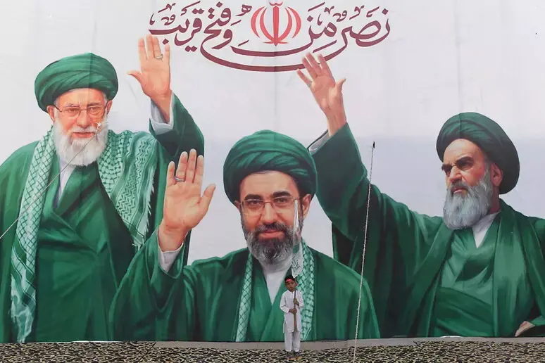 Trump congela l’attacco all’Iran ma rilancia: «Senza un accordo serio, pronti ad attacco su larga scala». Teheran: «Dito sul grilletto»