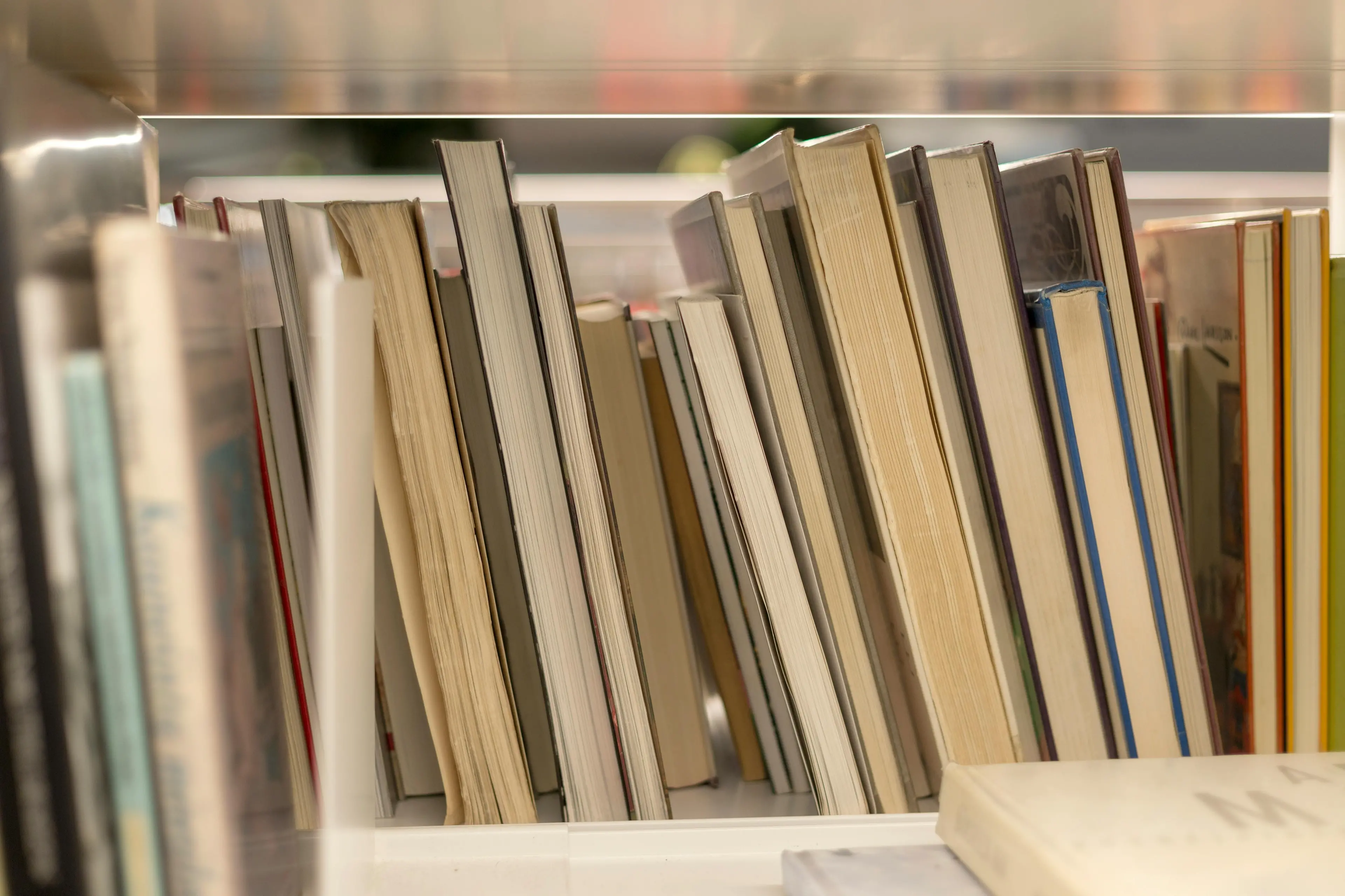 La cura dell’anima sbarca al Salone del Libro: la Farmacia Letteraria \"Pillole di Carta\" di Lamezia Terme debutta a Torino\n