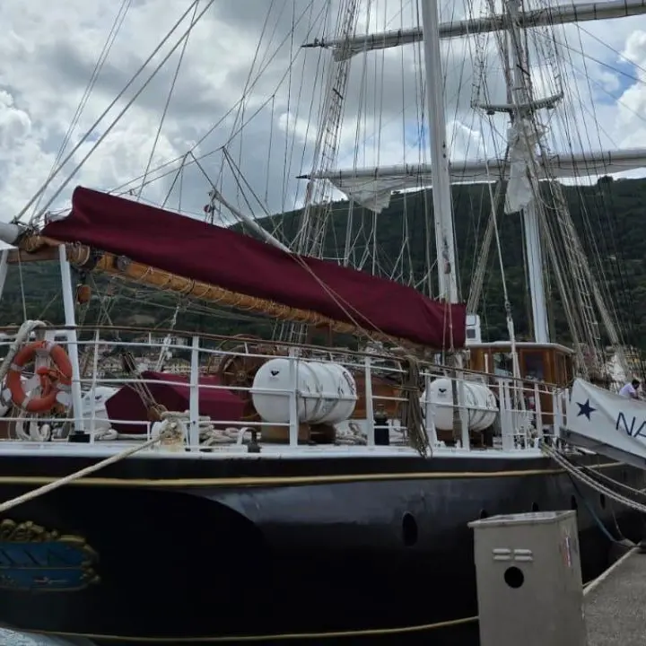 <p>Nave Italia approda a Vibo Marina, il brigantino più grande al mondo fa ingresso nel porto</p>