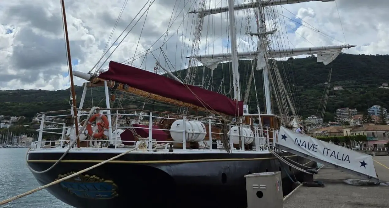 <p>Nave Italia approda a Vibo Marina, il brigantino più grande al mondo fa ingresso nel porto</p>