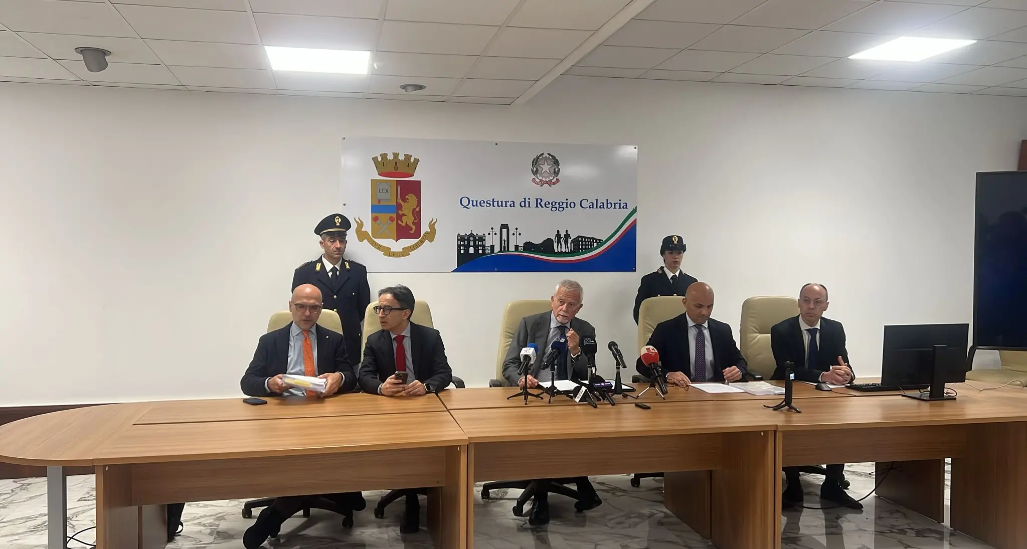 <p>Appalti e presunta corruzione al Comune di Reggio, quattro misure cautelari: «Documentato un sistema consolidato. L'imprenditore al funzionario: “Ecco mille euro, si è sempre fatto così” »</p>