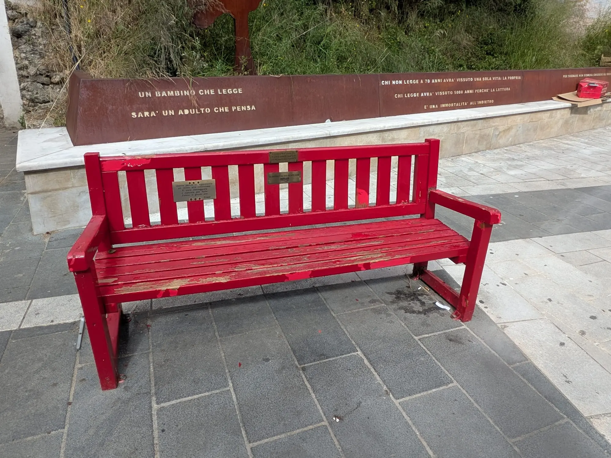 Vandalizzata la Panchina rossa dedicata a Maria Rosaria Sessa, Franz Caruso: «Atto vile e intollerabile»\n