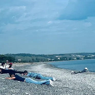 Mandatoriccio, lezione sulla spiaggia per gli alunni: spuntano anche i delfini\n
