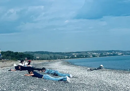 Mandatoriccio, lezione sulla spiaggia per gli alunni: spuntano anche i delfini\n