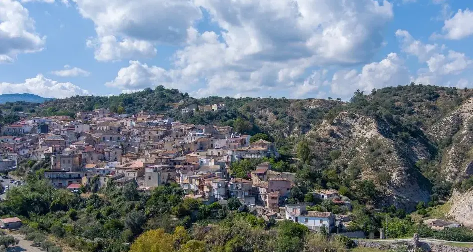 Riace, la minoranza chiede al Ministero lo scioglimento del Comune\n