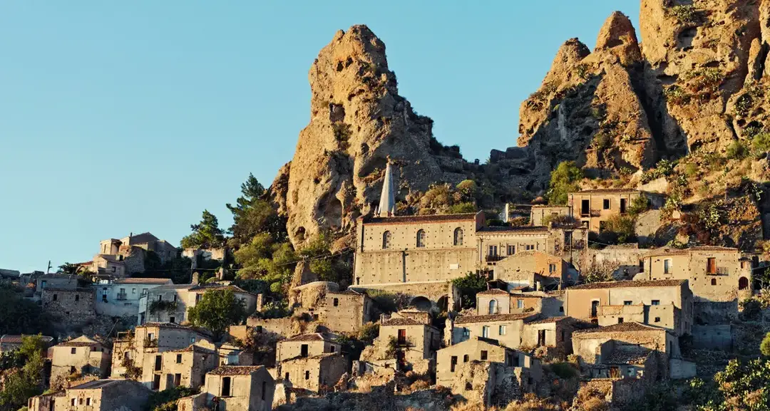La Calabria invisibile,\u00A0come il cinema (s)monta il paesaggio: la nuova\u00A0narrazione che serve alla regione\n