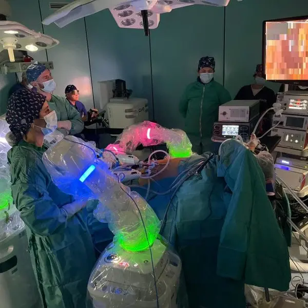 Versius porta l’ospedale di Lamezia nel futuro: eseguito il primo intervento oncologico in chirurgia robotica\n