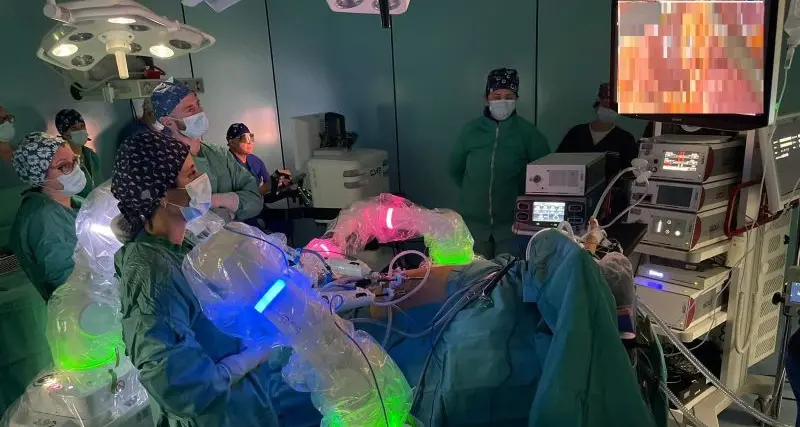 Versius porta l’ospedale di Lamezia nel futuro: eseguito il primo intervento oncologico in chirurgia robotica\n