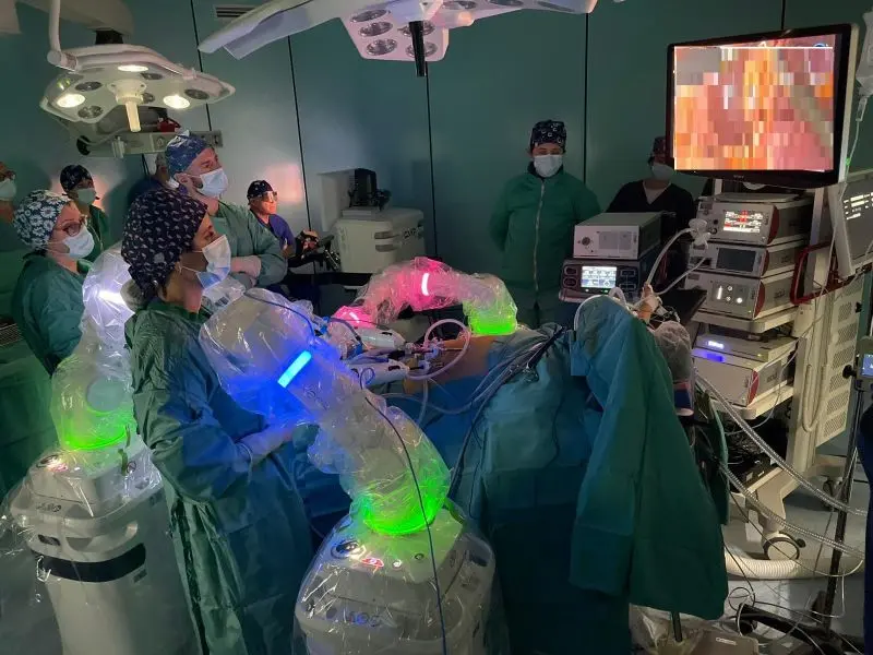Versius porta l’ospedale di Lamezia nel futuro: eseguito il primo intervento oncologico in chirurgia robotica\n