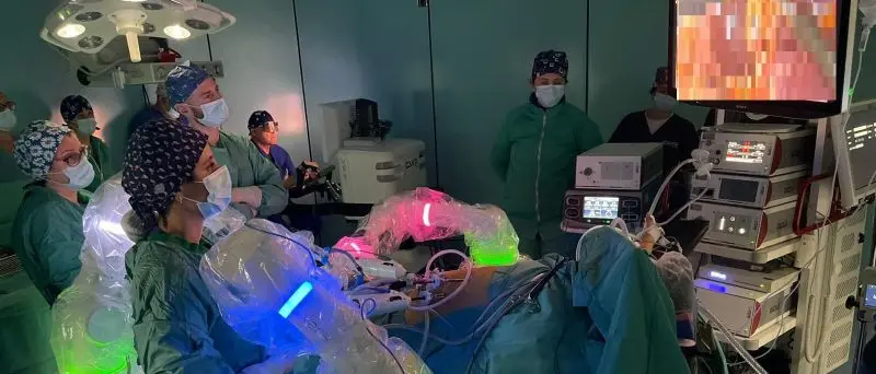 Versius porta l’ospedale di Lamezia nel futuro: eseguito il primo intervento oncologico in chirurgia robotica\n