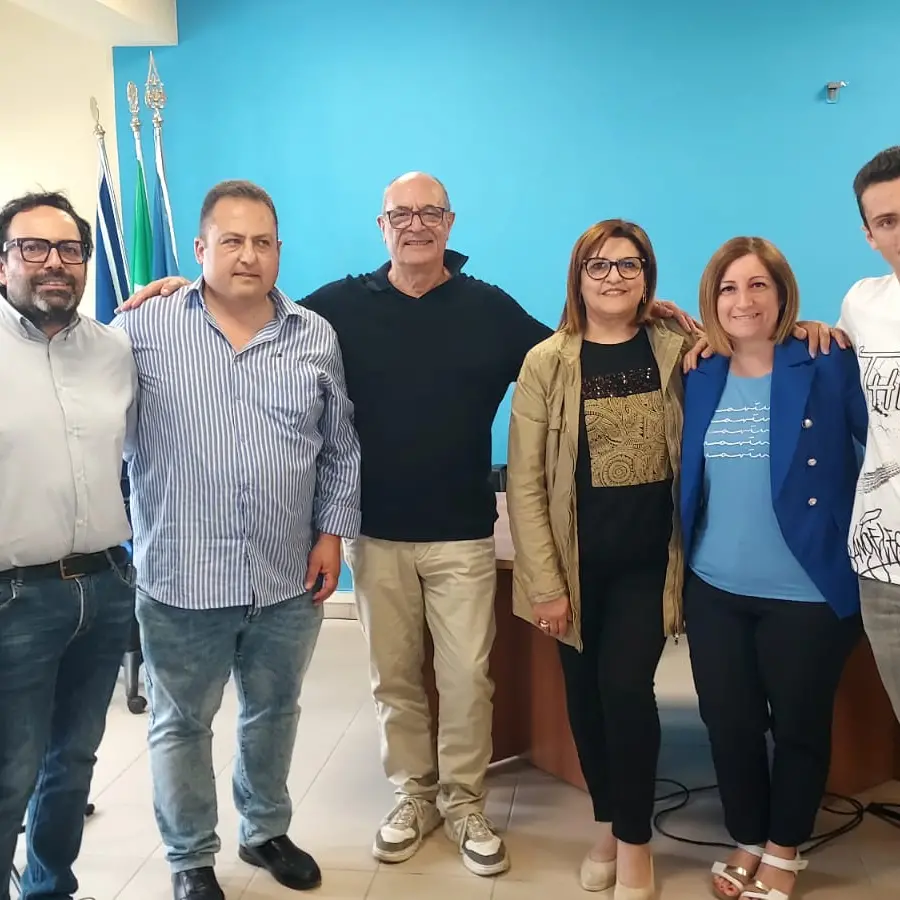 A Saline la scuola incontra la tradizione: musica e folklore con Mimmo Cavallaro\n