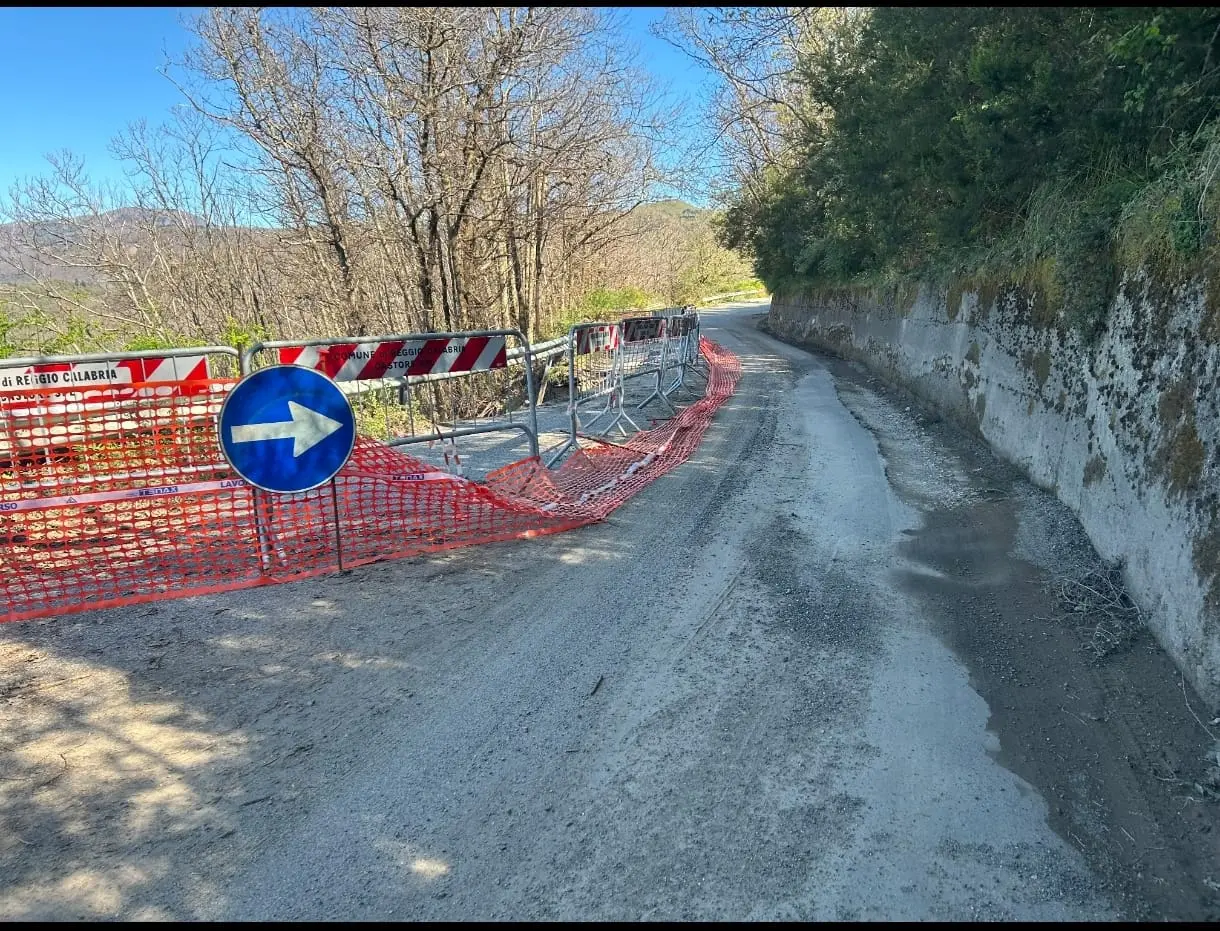 Strada Ortì: avviati i lavori per la messa in sicurezza dopo una frana\n