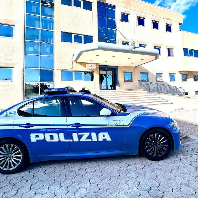 <p>Busta di plastica legata al volto: poliziotti salvano una <span style=\"color:hsl(0, 75%, 60%);\">giovane aspirante suicida</span></p>
