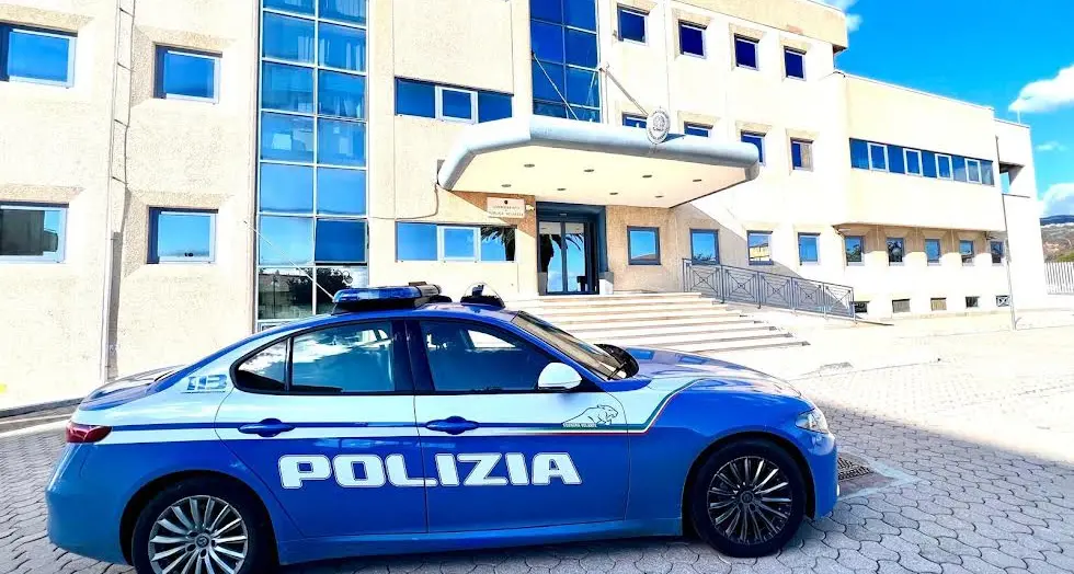 Busta di plastica legata al volto: poliziotti salvano una giovane aspirante suicida