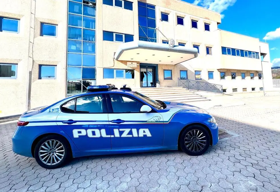 Busta di plastica legata al volto: poliziotti salvano una giovane aspirante suicida